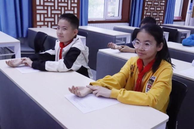 高三男生自学中医 同学们排队把脉