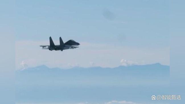 空军飞行员驾驶战机俯瞰宝岛 彰显主权与实力