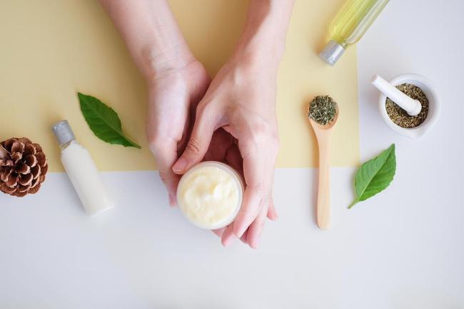 网上爆火的“以油养肤” 真的有用吗 保湿新趋势解析