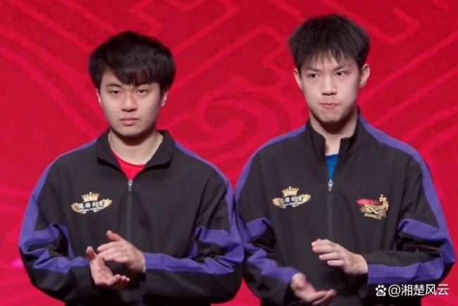 王楚钦与梁靖崑父子合影 夺冠喜悦溢于言表