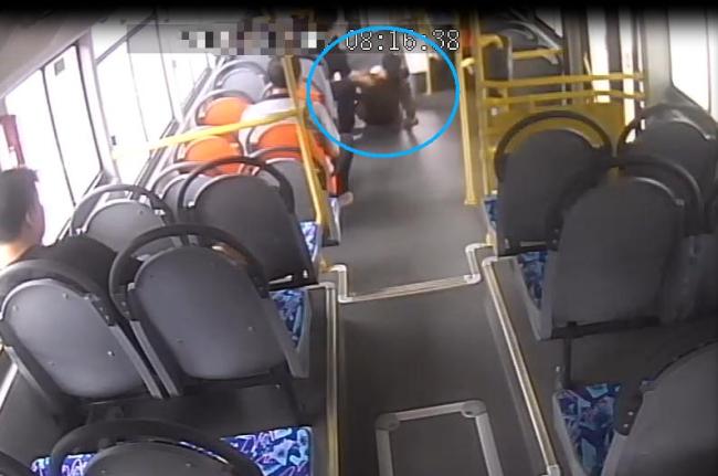 乘客坐公交摔骨折，起诉公交公司赔偿9万余元，北京法院判了！