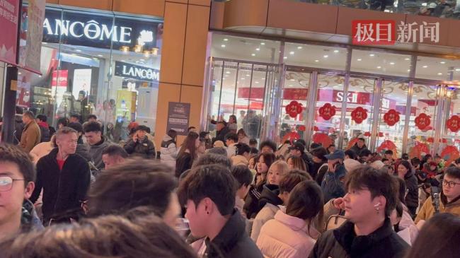 直击重庆解放碑钟声跨年许愿夜 光影盛典迎新年