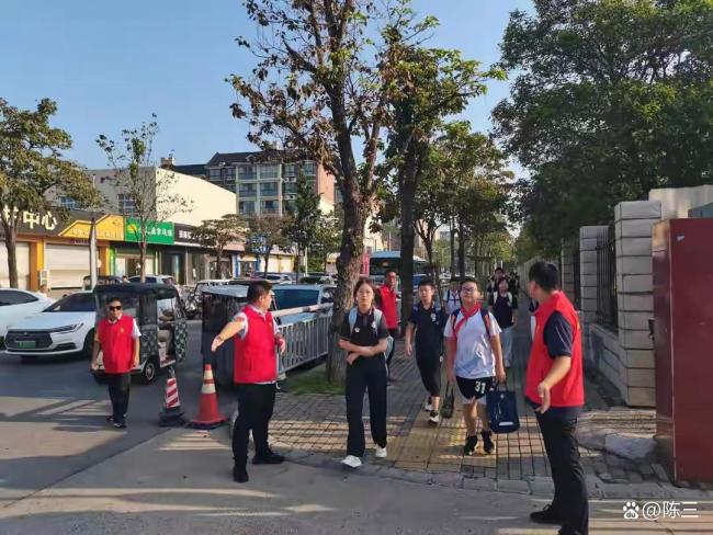 谁来回应家长对“护学岗”执勤的质疑 学校与教育局的责任之争