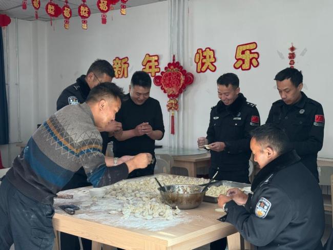 民警在“生命禁区”升起国旗 雪域高原的温暖守护