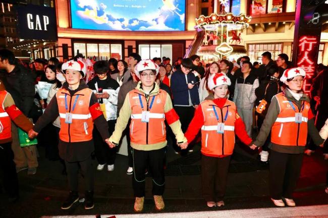 杭州西湖边最美人墙10岁了 志愿者新装上阵