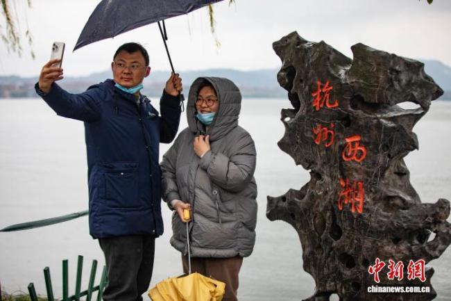 杭州西湖烟雨如画 新年首场烟雨迎游客