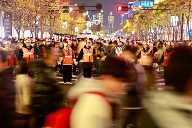 杭州西湖边最美人墙10岁了