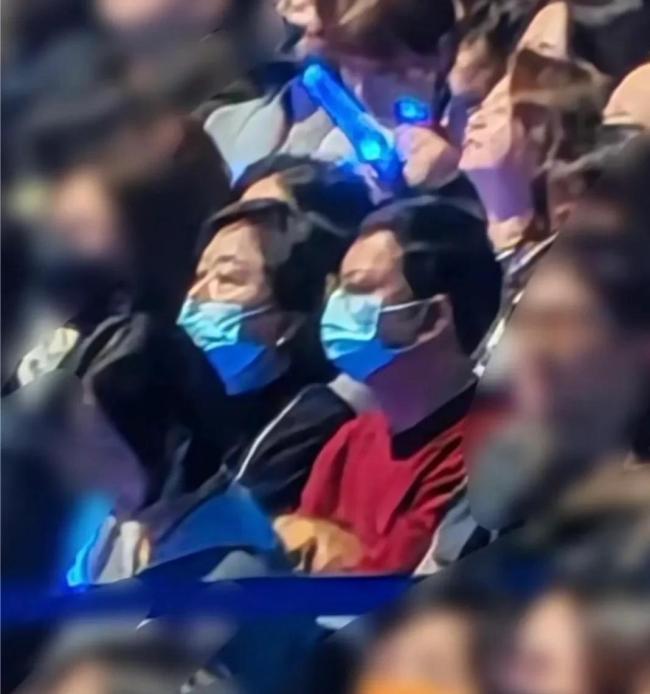 回顾各地跨年名场面 『肖战』红海震撼现场