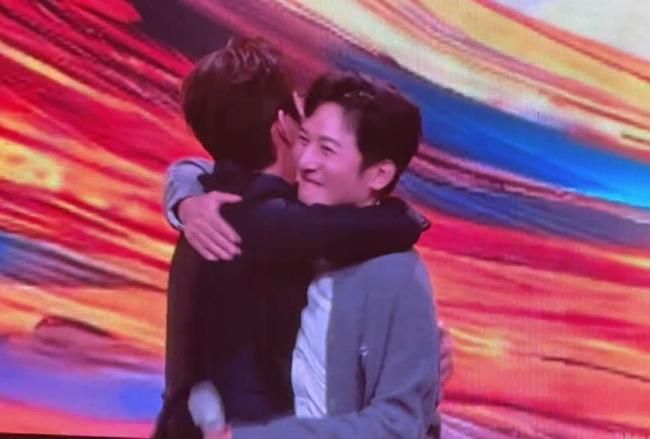 何炅李维嘉湖南卫视跨年演唱会同台 欢迎回家