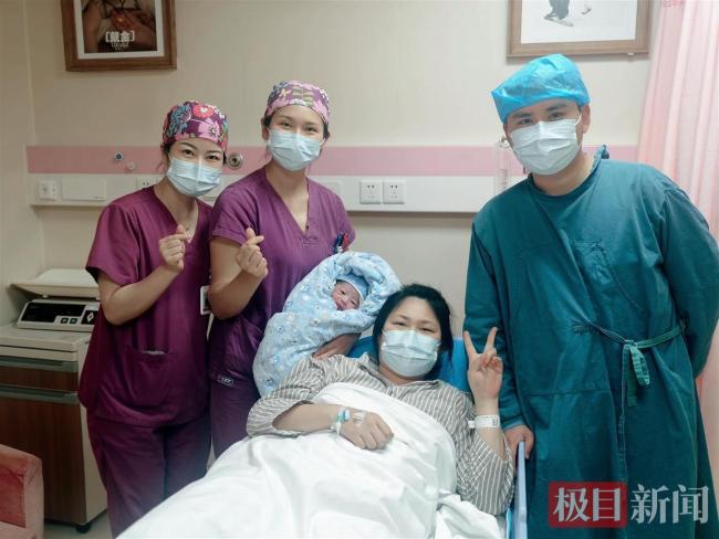 二胎家庭同一产房圆梦儿女双全 新年迎“小福星”