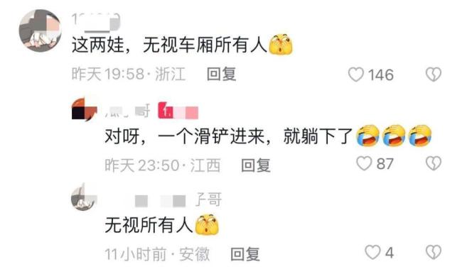 小孩哥滑铲进地铁 趴地上写作业 童年松弛感引共鸣