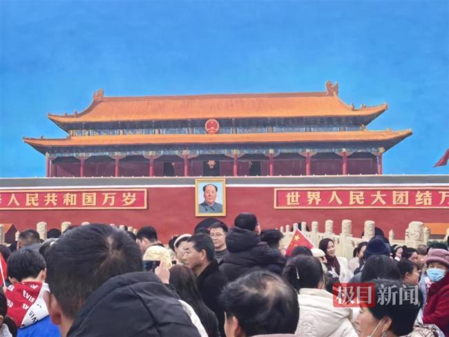 村道手绘天安门墙画日引客四五万 村民热情迎客营业额激增