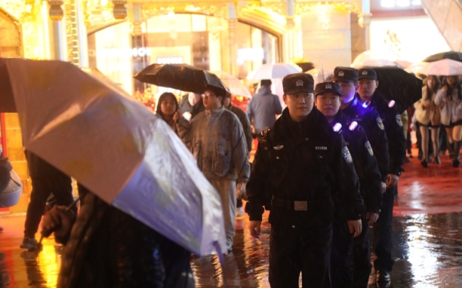 武汉武警官兵跨年夜冒雨坚守街头
