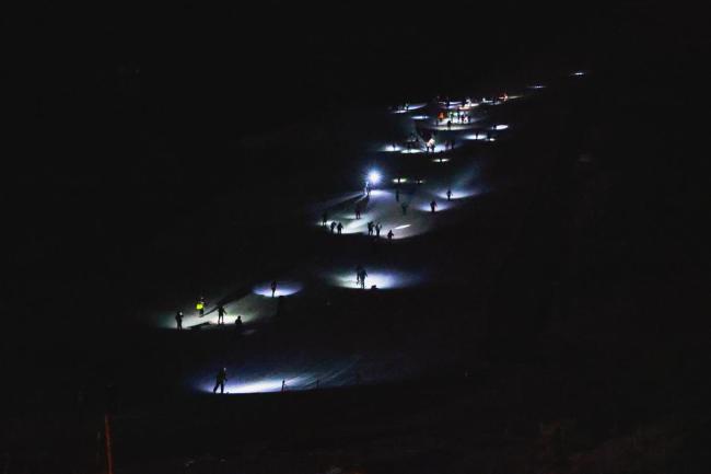 滑雪不止能下山还能登山 新年登高新风尚