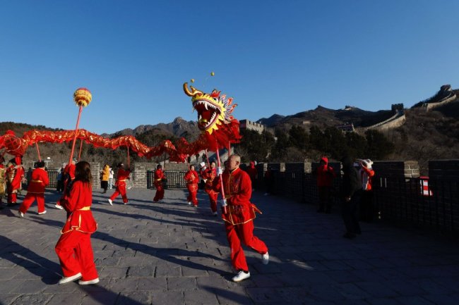 民眾登北京八達嶺長城開啟新年
