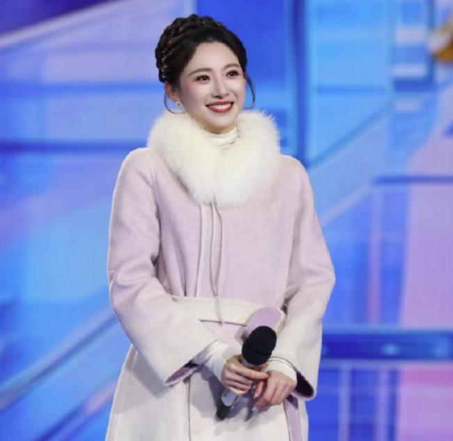 媒体评跨年晚会主持人告别单薄礼服 温暖着装传递关怀