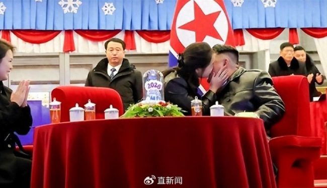 2026年第一秒 金正恩收获爱女一吻 新年庆祝演出温馨一幕