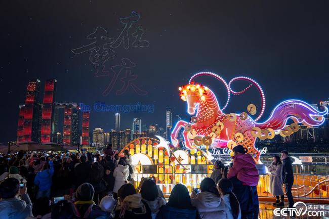 重庆:无人机灯光秀演绎马年浪漫