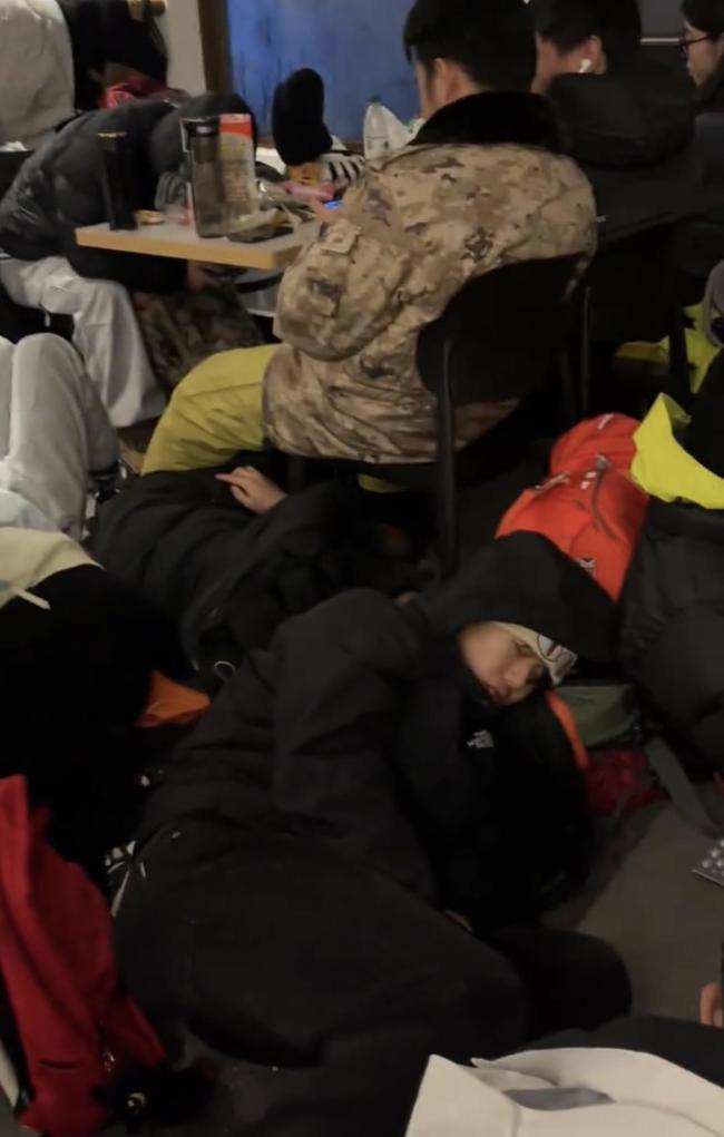 游客在峨眉山排队近3小时才下山 景区人满为患