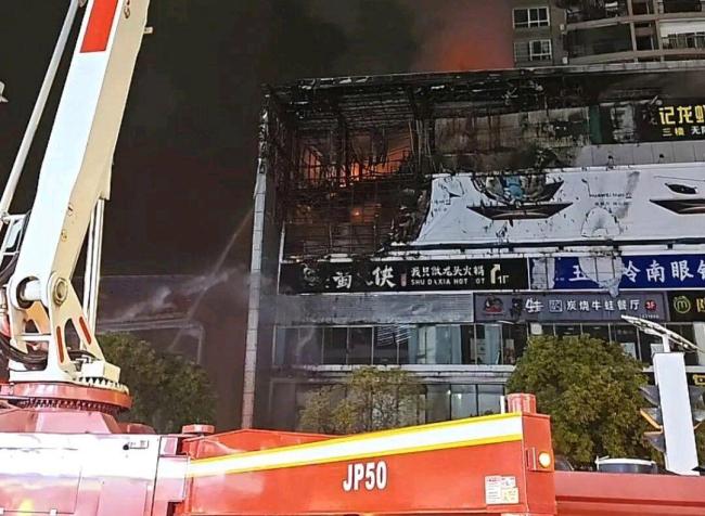 玉林商场火灾未造成伤亡 深夜火情牵动人心