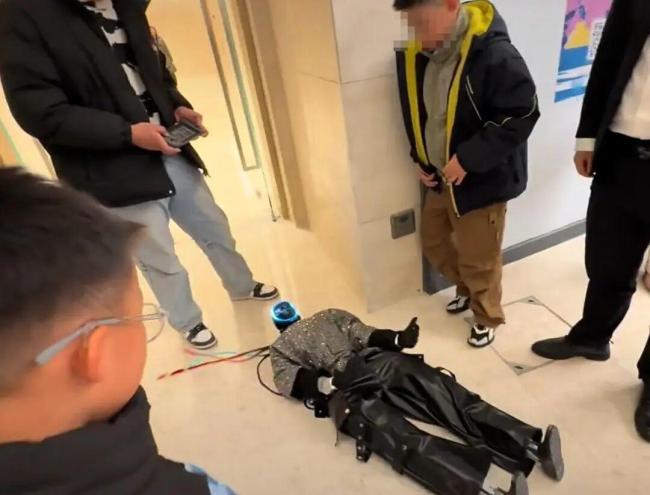 机器东谈主饰演技击 将同伴踹飞二里地 滑稽一幕引热议