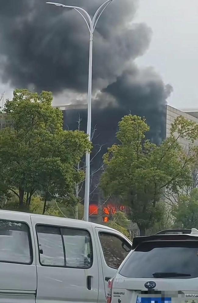 官方通报湖北省美术馆办公区火灾 火势已被控制无伤亡