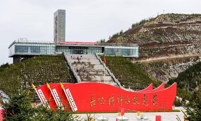 女孩长城哽咽朗诵后有纪念馆请她游学 热血青年受感动获邀参观