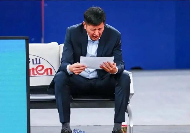 又一名帅下课!第五外援空降辽篮!球风克制北上广,杨鸣赌把大的 新疆换帅风波再起