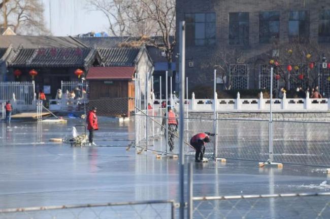 北京各大冰场因气温偏高暂未开放，什刹海正筹备