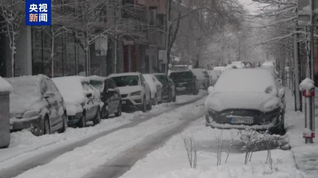 塞尔维亚遭遇强降雪天气 交通受影响