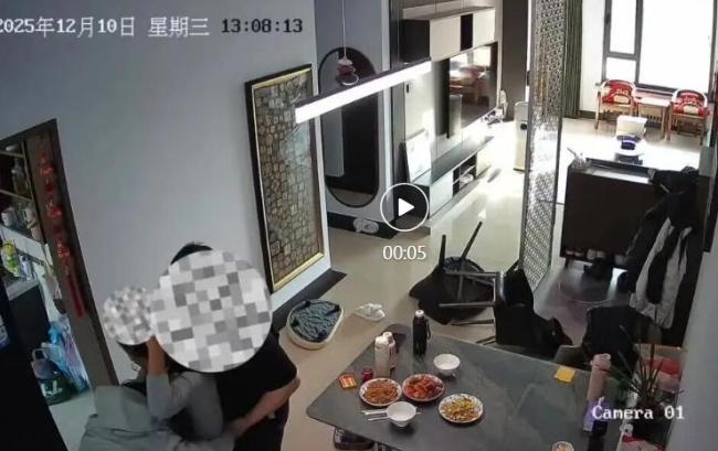 女子产子55天后被丈夫家暴 监控视频曝光引发热议