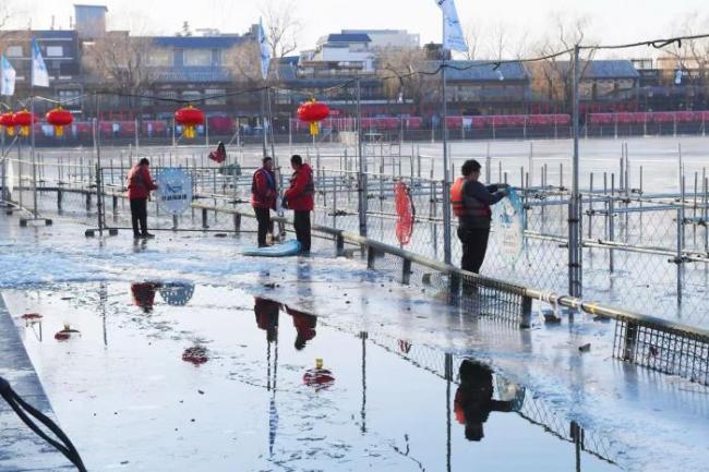 北京各大冰场因气温偏高暂未开放，什刹海正筹备