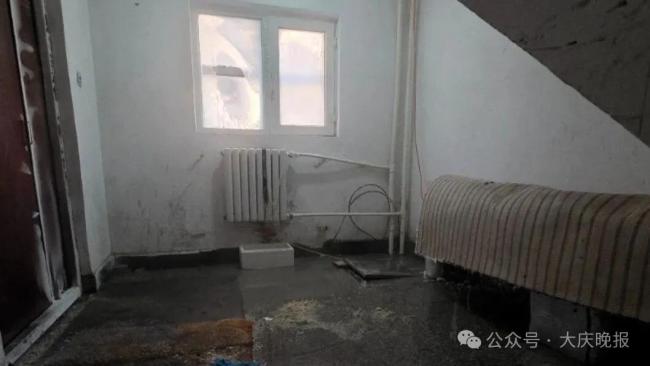 东北家里忘关水龙头变“冰山” 疏忽酿成微型“冰灾”