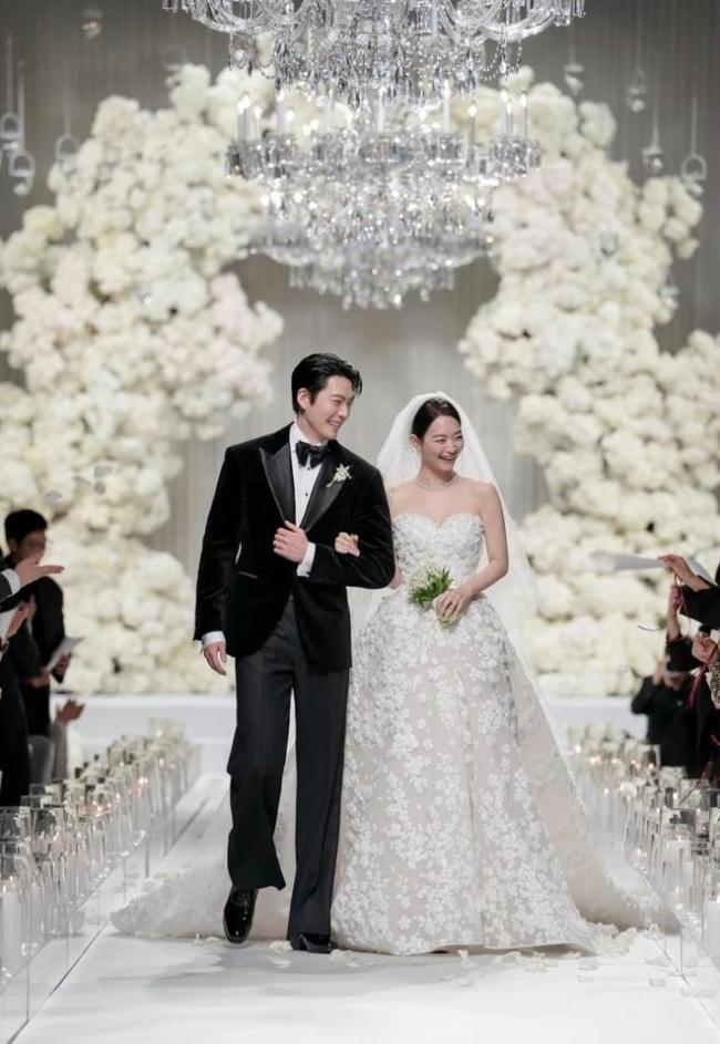 网友偶遇金宇彬申敏儿国外度蜜月 浪漫之旅羡煞旁人