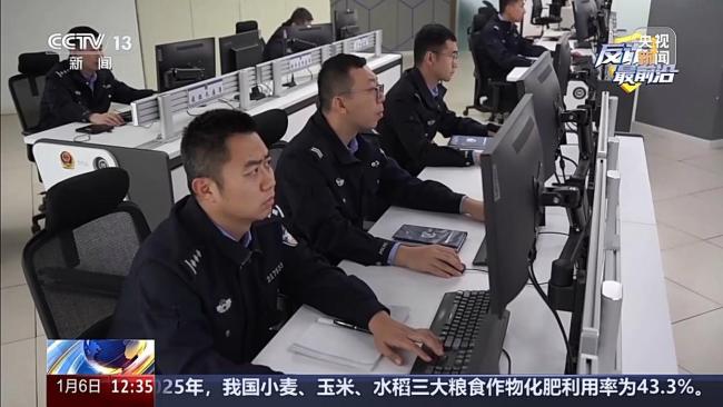 女子当面给骗子200万现金