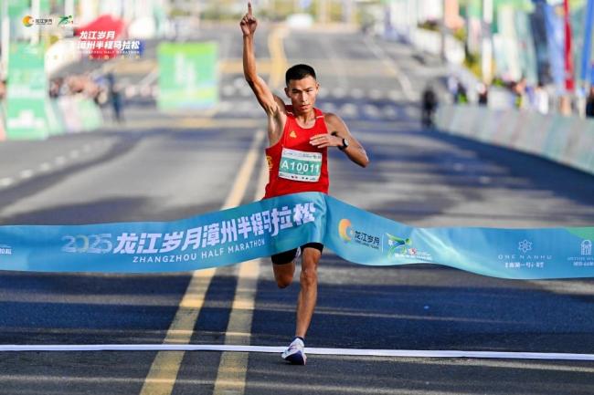 谁在“养活”中国的职业马拉松跑者 赛道内外的生存法则