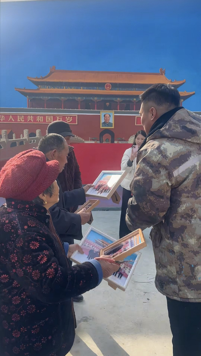 “天安门”墙绘让农村老人圆北京梦 画笔下的梦想成真