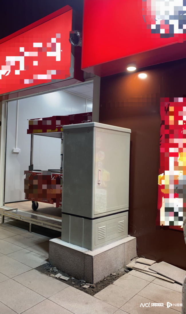 东莞一餐饮店门口突设光缆箱引争议 多方协调解决