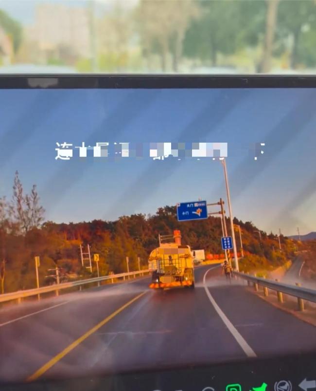 洒水车遇交警不洒遇行人洒？官方回应 双标行为引争议