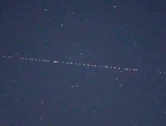 河南多地夜空现“神秘光点” 星链卫星过境