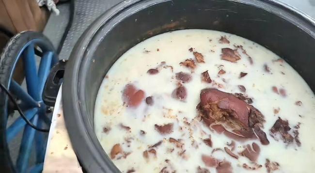 景区肉夹馍商贩把食材留在户外过夜 引发卫生担忧