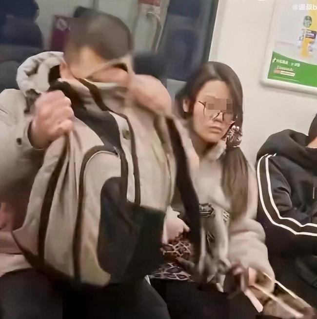 女子占三个座被提醒后情绪失控 霸座行为引众怒