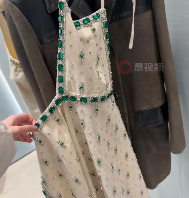 MiuMiu满钻围裙售价15.2万引热议