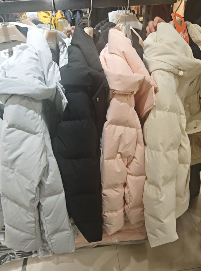 中产涌入超市抢300元羽绒服 性价比引热潮