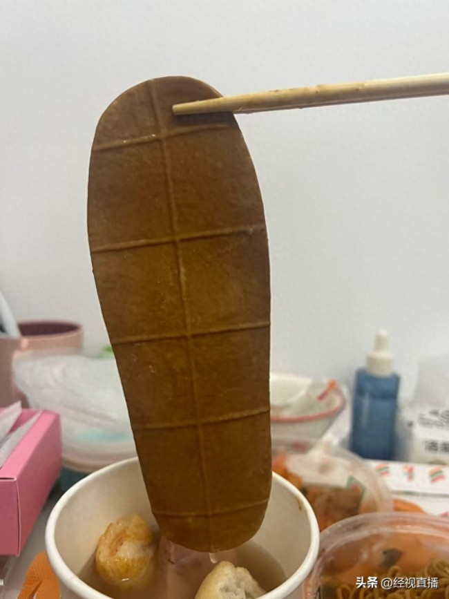 便利店卖“鞋底豆干” 网友：以为是AI！