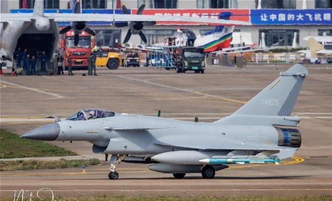 歼-20越肩发射霹雳-10画面震惊岛内 全向攻击新纪元