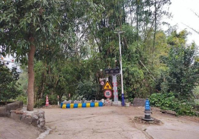 男子撞飞女子和两幼儿