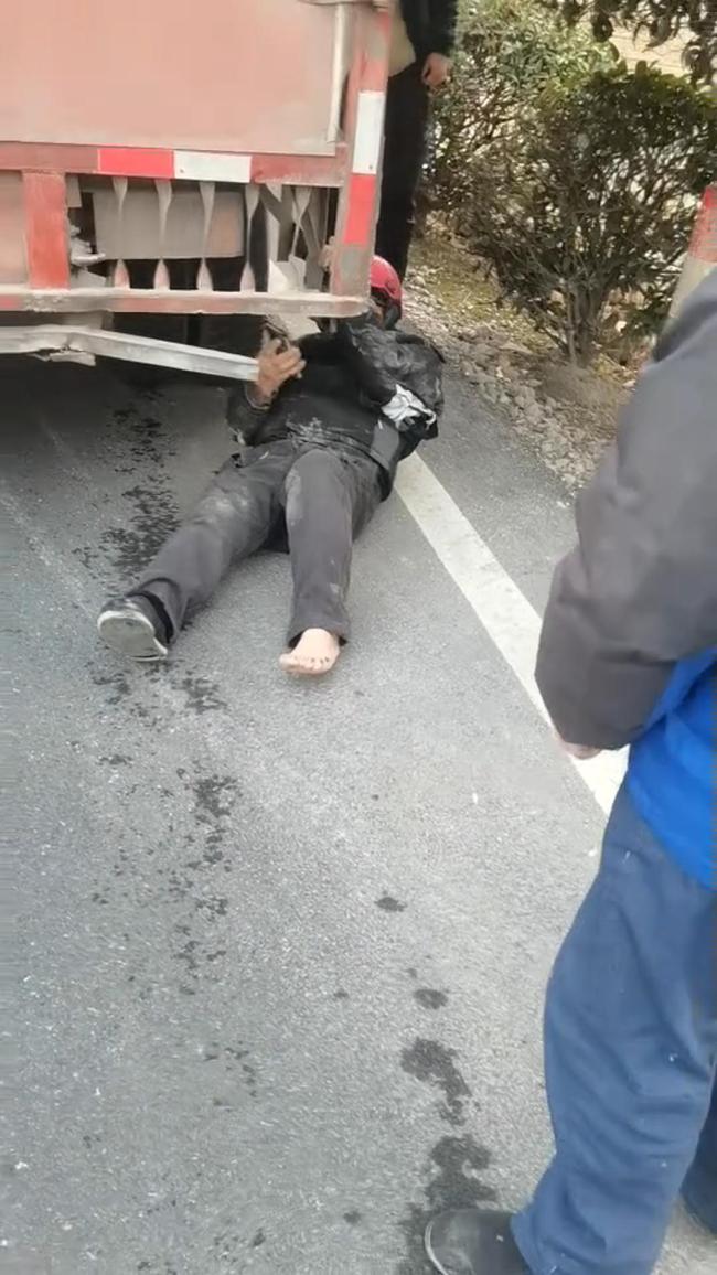 湖南一男子被挂货车底盘拖行 后车紧急拦停救援