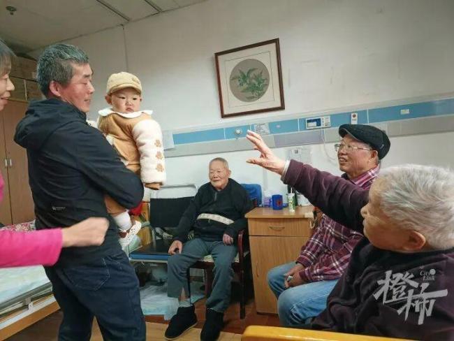75岁大伯分享父母长寿经验 坚持运动阅读规律生活