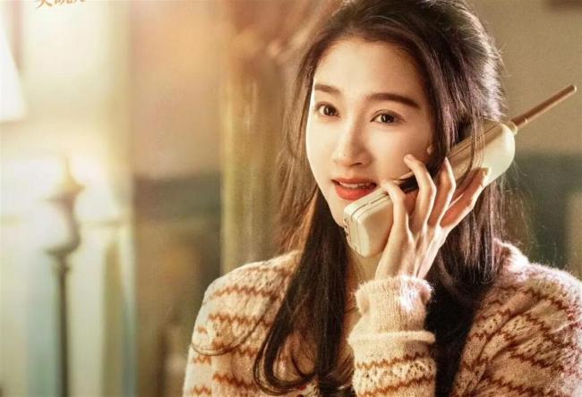 黄景瑜关晓彤岁月多情时双东说念主海报 土味深情引爆期待